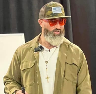 Vince Gabriele speaking at a live SPF Mastermind event
